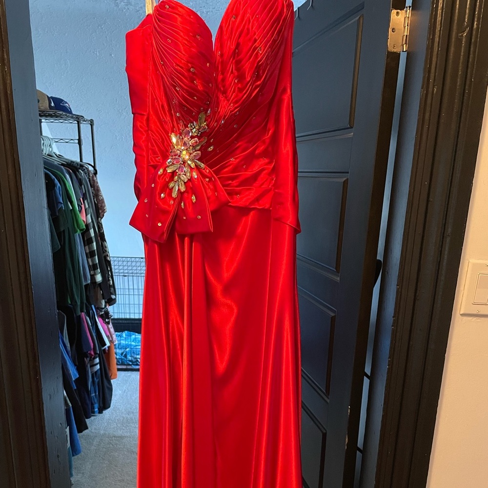 Red Tony Bowls size 8 prom dress